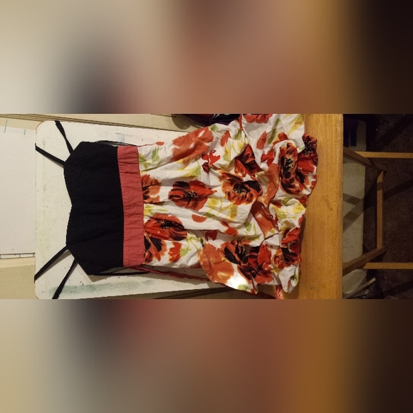 Dresses - Picture 2 of 4